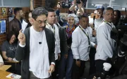 Iván Cepeda llegó acompañado a sufragar por decenas de personas que apoyan su candidatura.