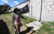 Las familias de Tola Chica 3 dependen de pozos sépticos ante la ausencia de alcantarillado, una necesidad histórica y aun pendiente.