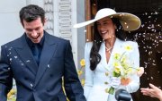 Dua Lipa y Callum Turner al salir de su boda.