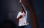 Willian Pacho celebra la Champions League con PSG al ritmo de Jombriel.