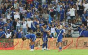 Juan Pablo Ruiz Gómez (c) fue felicitado por sus compañeros tras marcar el gol de la victoria sobre Universidad Católica.