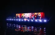 Abelardo de la Espriella Abelardo de la Espriella saluda a sus seguidores desde una embarcación en el río Magdalena durante la celebración de su paso a segunda vuelta en Barranquilla.