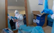 Personal lleva equipo de protección personal en un edificio diseñado para el tratamiento de pacientes con el virus del Ébola en República Democrática del Congo, 31 de mayo de 2026.