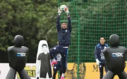 Gastón Olveira participa durante un entrenamiento de la selección paraguaya de fútbol en el Centro de Alto Rendimiento este sábado, en Ypané.
