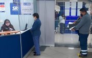 Contribuyentes realizan trámites en una oficina del Servicio de Rentas Internas en Ecuador.