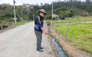 Contaminación. A lo argo del vecindario y durante todo el año se observa agua empozada en las vías, muchas veces verde y con mal olor.