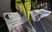 Medellín. Un hombre ofrece un periódico con el titular “Colombia votó en contra de Petro”, un día después de las elecciones presidenciales que se desarrollaron este domingo.