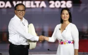 a candidata derechista Keiko Fujimori (d) y el candidato izquierdista Roberto Sánchez posan durante un debate presidencial este domingo, en Lima (Perú).