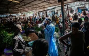 Irenge Biringanine Prince, líder de la comunidad U Report Goma, continúan las actividades de concientización en el mercado de Alanine usando megáfonos en Goma, RD del Congo.