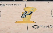 El logo del trofeo Larry O’Brien volvió a ocupar el centro de la cancha en las Finales de la NBA.