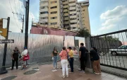 Comerciantes y residentes de la zona del Multicomercio insisten a las autoridades para que se agilite el proceso de demolición del edificio.
