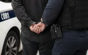 Policía Nacional detuvo en Quito a un tramitador que amenazó con arma blanca a un funcionario del Registro Civil.