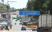 Camiones cruzan el puente de Rumichaca el 1 de junio, primer día sin tasa de seguridad, aunque el comercio bilateral aún tiene frentes sin resolver.