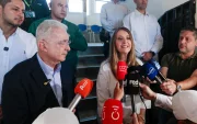 La candidata presidencial Paloma Valencia (c), acompañada del exmandatario Álvaro Uribe (i), habla a la prensa este domingo en Rionegro (Colombia).