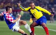 Raúl Guerrón (d) en el Mundial de Corea-Japón con la selección de Ecuador ante Croacia.