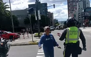 Una mujer increpó e intentó agredir a un agente de la AMT durante un operativo de control vial en el norte de Quito.