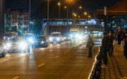 En la avenida 25 de julio, los peatones deben sortear el tránsito vehicular en avenidas principales ante la falta de cruces seguros.