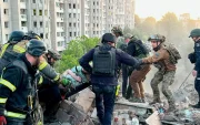 El número de muertos asciende a al menos 13, incluido un niño, tras actualizar este martes las autoridades ucranianas la cifra de fallecidos en Dnipró.
