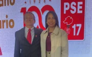Gustavo Vallejo, presidente del Partido Socialista, junto a la dirigente de la Revolución Ciudadana, Luisa González.