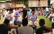 La ministra de Desarrollo Humano entrega bolsas con víveres a personas de escasos recursos.