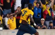 Jugadores de Ecuador celebran durante un partido amistoso ante el entusiasmo de la afición.
