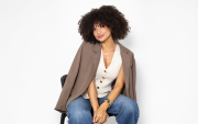 Su afro se ha convertido en una extensión de su personalidad: libre, fuerte y lleno de identidad.