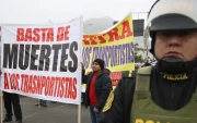 Fotografía de archivo de personas durante una protesta de transportistas contra la criminalidad en Lima (Perú).