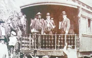 Eloy Alfaro construyó una red de ferrocarriles que posibilitó comunicarse a los ecuatorianos de las distintas regiones. Fue un estadista, patriota y honesto al servicio del país.