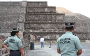 Integrantes de la Guardia Nacional vigilan la zona arqueológica de Teotihuacán.