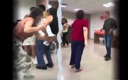 En redes sociales se viralizó el video de la fiesta en una sala de audiencias.