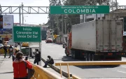 Un camión circulando por el puente internacional Rumichaca, entre Ecuador y Colombia.