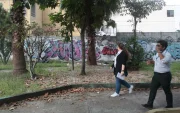 Basura, falta de mantenimiento y juegos dañados afean el parque atrás del centro comercial reconocido de La Garzota.