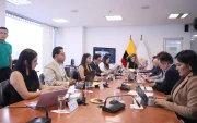 Autoridades de la Asamblea Nacional debaten reformas en sesión oficial, con participación presencial y virtual.