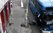 Pasajero cae de un bus en movimiento en el sur de Quito. El momento quedó grabado en cámaras de seguridad.