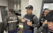 Agentes de la Policía Nacional durante el operativo en una vivienda, en el marco de la investigación financiera.
