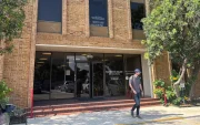 Una persona sale del edificio de la Corte de Inmigración de San Antonio el 2 de junio de 2026, en San Antonio (EE.UU.).