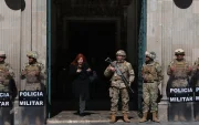 Integrantes de la Policía Militar custodian el ingreso al Palacio de Gobierno este 2 de junio de 2026, en La Paz (Bolivia).