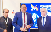 Vicko Villacís, alcalde de Esmeraldas, recibe un premio de la OEA junto a Luis Almagro en 2024.