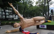 La estatua de un futbolista derribada por integrantes de la Coordinadora Nacional de Trabajadores de la Educación (CNTE) durante una manifestación en Ciudad de México (México).