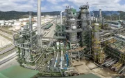 La Refinería Esmeraldas es el principal complejo refinador de Ecuador. Puede procesar hasta 110.000 barriles de crudo por día.