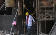 Un miembro del equipo forense inspecciona el hotel de Nueva Delhi en el que se produjo un incendio el 3 de junio de 2026.