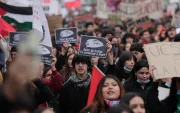 Estudiantes se manifiestan durante una protesta el 3 de junio de 2026, en Santiago (Chile).