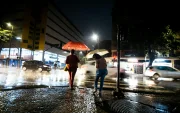 Conductores y peatones podrían enfrentar condiciones adversas debido a la reducción de visibilidad y las lluvias persistentes.