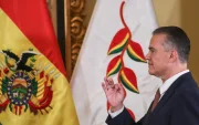 El nuevo ministro de Defensa, Ernesto Justiniano, toma posesión de su cargo este miércoles, en el Palacio de Gobierno en La Paz (Bolivia).