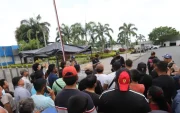 Familiares de los desaparecidos en las afueras de la morgue de Guayaquil.
