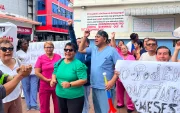 Empleados llevan tres días protestando a las afueras del centro médico.