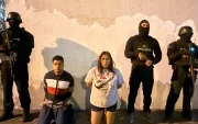 Un hombre y una mujer fueron detenidos por supuestamente extorsionar a comerciantes en Guayaquil.