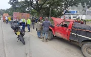 Una camioneta y un tráiler fueron dos de los vehículos involucrados en el siniestro de vía a la costa.