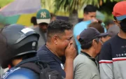 Familiares de los jóvenes desaparecidos en Babahoyo esperan por novedades en los exteriores del Laboratorio de Criminalística de Guayaquil, la tarde de este miércoles 3 de junio.