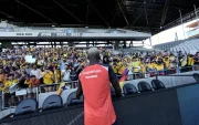 Moisés Caicedo saludo a los hinchas durante un entrenamiento con la selección de Ecuador en Columbus,